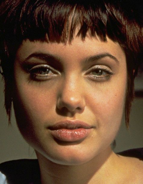 Angelina Jolie Hackers Angelina Jolie, Angelina Jolie Short Hair, Hackers 1995, Angelina Jolie Face, Angelina Jolie Lips, Angelina Jolie 90s, Angelina Jolie Makeup, Brad And Angelina, Selena Gomez Photoshoot