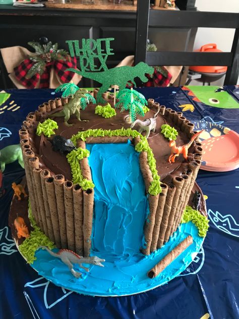 Any dinosaur lover will be so excited to blow out the candles and dive into this cake. Rainforest Cake Birthday, Zoo Animal Birthday Cake, Jungle Cake Ideas, Rainforest Cake, Jungle Book Cake, Zoo Birthday Cake, Jungle Birthday Cakes, Zoo Cake, Dinosaur Birthday Cake