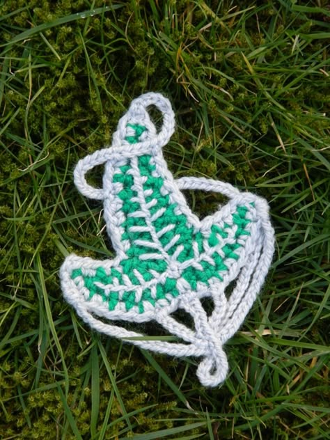 Crochet Lord Of The Rings Free Pattern, Lothlorien Leaf, Lotr Crochet, Simple Leaf Design, Witchy Crochet, Leaves Tutorial, Nerdy Crochet, Nerd Crafts, Simple Leaf