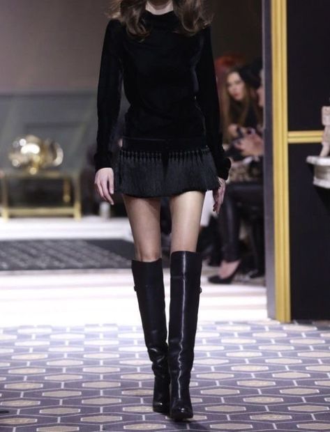 Knee High Boots Runway, Lbd Fall Outfit, Estilo Dark, Estilo Ivy, Mode Emo, 가을 패션, Short Skirt, Mode Vintage, Mode Inspiration