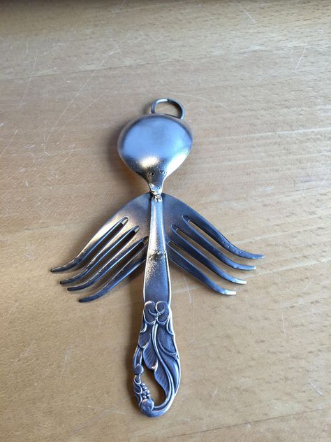 #WeldingArtProjectsDIY Metal Christmas Ornaments Welded, Angel Metal Art, Silverware Angels, Spoon Art Diy Projects, Flatware Art, Flatware Crafts, Recycled Silverware, Fork Art, Cutlery Art