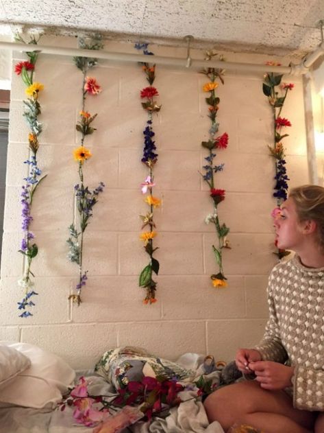 10 Spring Dorm Room Decor Ideas That Will Freshen Up Your Space Dorm Room Decor Ideas, Diy Dorm Decor, Flowers Hanging, Dorm Diy, Hanging Flower Wall, Room Decor Ideas, College Dorm Rooms, Spring Diy, Décor Diy