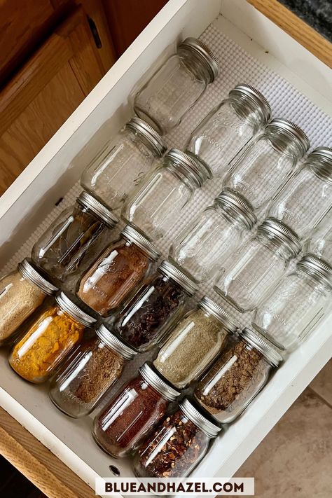 Mason Jar Spice Storage, Spice Containers Ideas, Drawer Makeover, Diy Spice Jars, Normal Kitchen, Rustic Kitchen Storage, Mason Jar Kitchen Decor, Spice Jar Storage, Mini Mason Jar