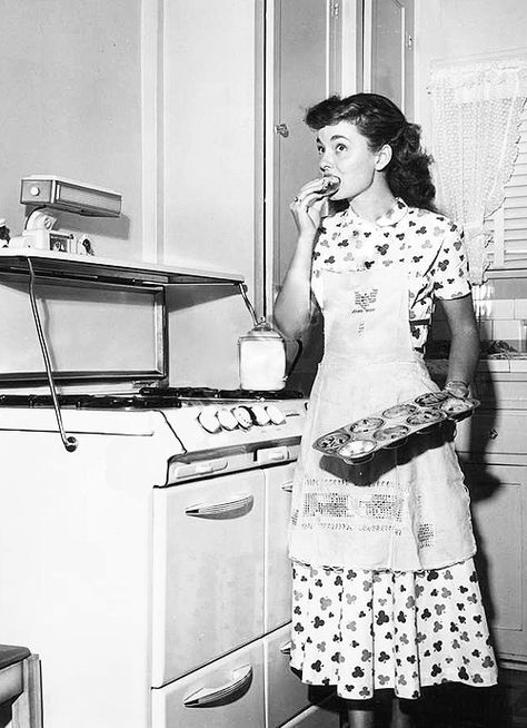 Ann Blyth, Vintage Housewife, Homemade Goodies, Retro Housewife, Domestic Goddess, Vintage Life, House Dress, Vintage Photographs, Vintage Love