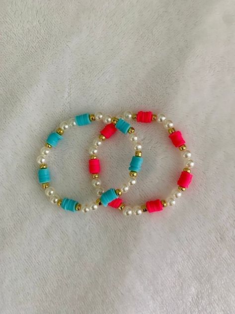 Initial Clay Bead Bracelet, Clay Bead Bracelet Ideas Sister, Bracelets Business Ideas, Clay Bead Bracelet Ideas Flower Charm, Clay Bead Bracelet Color Combos Preppy, Play Bracelet Ideas, Necklace Designs Clay Beads, Craft Ideas Bracelets, Trendy Clay Bead Bracelets