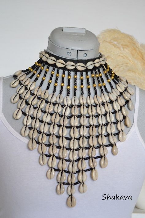 African Collar Necklace, Cowrie Shell Jewelry Necklaces, Afro Jewelry, Cowrie Shell Jewelry, Diy Jewelry Set, African Beads Necklace, Necklace Shell, Beads Candy, African Accessories