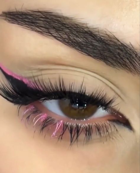 Maquillaje Y2k, Color Eyeliner Makeup, Purple Eyeliner, Pink Eyeliner, Concert Makeup, Prom Eye Makeup, Cute Eye Makeup, Rave Makeup, Valentines Makeup