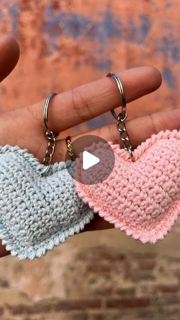 Crochet Ideas Keychain, Crochet House Keychain Free Pattern, Crochet Heart Keychain Pattern Free, Souvenirs A Crochet, Couple Crochet Keychain, Crochet Mini Heart Keychain, Crochet Keyrings, Crochet Keyring, Keychain Crochet