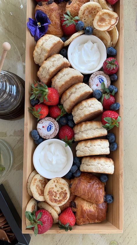 Tea Platter Ideas, Scone Breakfast Platter, English Brunch Party, English Buffet Food, Continental Breakfast Platter, Afternoon Tea Board, English Breakfast Ideas Mornings, Breakfast Platter Ideas Mornings, Morning Tea Platter