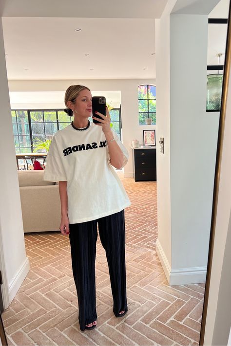 Plisse Shirt Outfit, Jil Sander T Shirt Outfit, Plisse Trousers Outfit, Plisse Pants Outfit, Worship Leader Outfit, Plisse Pants, Trousers Outfit, Spring Lookbook, Baggy T-shirt