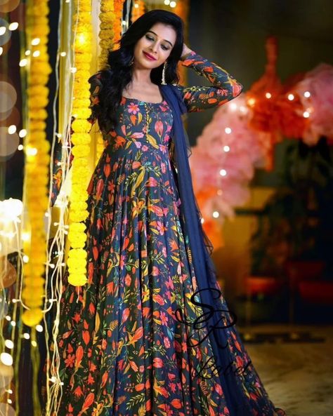 Long Frocks For Women, Frock Designs For Women, Floral Long Frocks, Simple Frock Design, Kurtis For Women, Long Frock Designs, Long Gown Design, Simple Frocks, Simple Kurta Designs