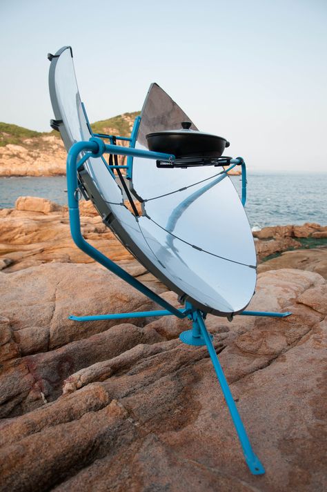 Portable SolSource Sport solar stove heats up 5X faster than a charcoal grill | Inhabitat - Green Design, Innovation, Architecture, Green Building Out Of Gas, Stove Top Burners, Solar Cooker, Oven Design, Solar Stove, Solar Oven, Garden Farm, Sun Power, Clean Technology