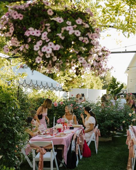 Recent work for @sundayriot.co This brand is everything. When @fio_wallentine & @lolatacuri asked me to shoot this event I was so stoked 1) because the brand is so cool and 2) they were planning the most adorable garden party I’ve ever seen & I had to be there. So grateful to be apart of this amazing event! Again I love @sundayriot.co Vendors: 🥗Food- @aubergine.kitchen 💐Garden- @roselanegarden 💌Decor/planner- @darlingpartiesco 🍰Cakes- @cakebysavz 🍓Strawberry desserts- @dippedhaus ... Garden Party Photography, Italian Garden Party Wedding, Aubergine Kitchen, Southern Garden Party, French Garden Party, Italian Garden Party, Fall Garden Party, Hosting Era, Garden Party Aesthetic