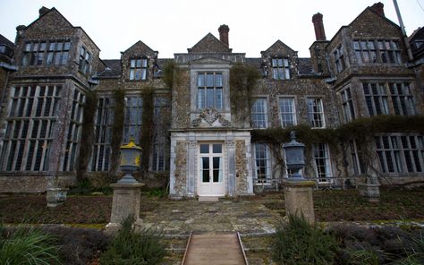 Elizabethan House, Sussex Downs, British Manor, English Architecture, Eldest Daughter, Castles In England, Great Aunt, Manor Houses, Country Houses