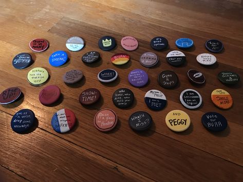 34 pins inspired by Hamilton! Hamilton Crafts, Silly Crafts, Ham Christmas, Hamilton Jokes, Hamilton Art, Birthday Plans, What To Do When Bored, Jacket Pins, Hamilton Musical