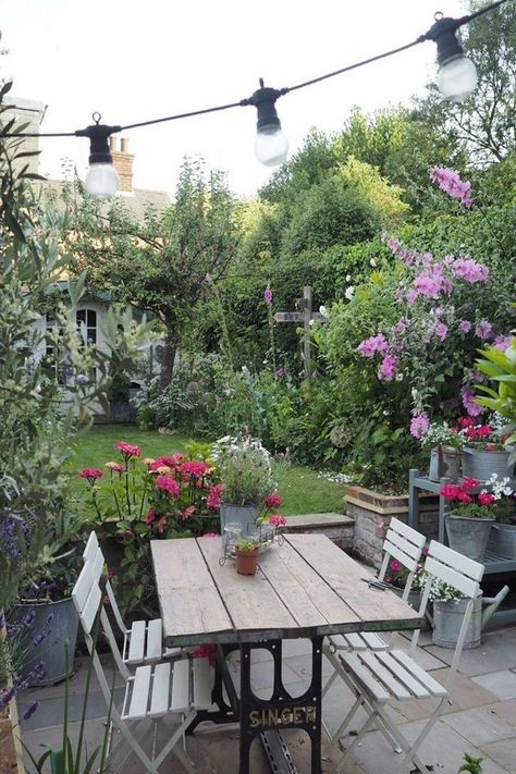 Cottage Garden Table, Small Garden Rooms Outdoor Spaces, Cottage Patio Garden Ideas, Cosy Garden Ideas, Cottage Garden Design Ideas, Cottage Garden Patio, Singer Table, Cosy Garden, Small Cottage Garden Ideas