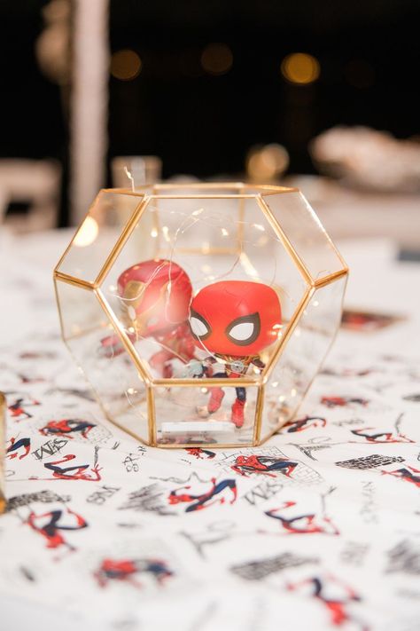 Marvel wedding centerpieces. Classy Marvel Wedding. Marvel Table runner. Spiderman wedding theme. Wedding Marvel, Superhero Wedding Theme, Spiderman Wedding, Avengers Wedding, Comic Wedding, Marvel Decor, Marvel Wedding, Non Floral Centerpieces, Star Wars Wedding Theme