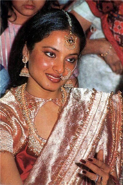 Rekha Rekha Bollywood, Rare Places, Rekha Actress, Bollywood Makeup, Retro Bollywood, Hairstyles Videos, 90s Bollywood, Desi Fashion Casual, Indian Woman