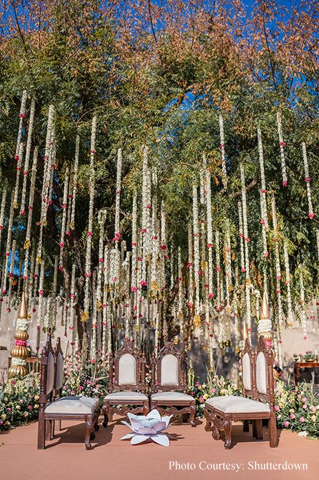 Open Chori Mandap, Mandap Under Tree, White And Pink Indian Wedding Decor, Open Mandap Decor Indian, Unique Mandap Ideas, Open Concept Mandap, Minimalist Mandap, Garden Mandap, Indian Mehendi Decor