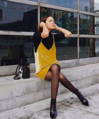 Dress Tights, Velvet Slip Dress, Look Retro, Fall 24, Summer Denim, Foto Poses, Lightweight Dress, Moda Vintage, Mode Inspo