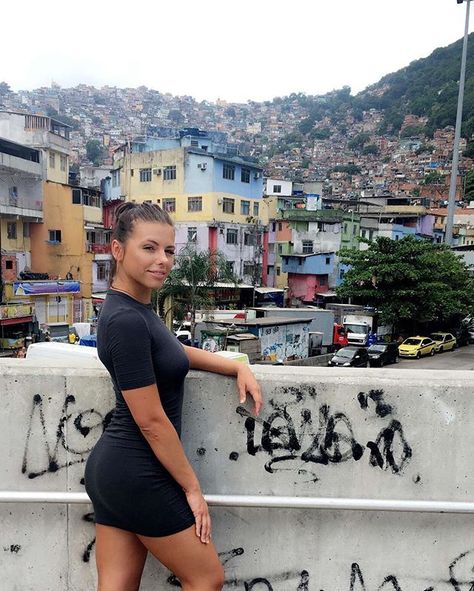 It's pretty amazing how these locals have build this whole network of housing... Even if it's illegal.. #brazil #rocinha #flevela #illegalhousing Adriana Chekich, Cheated On, Audi Q7, Living Well, Art Of Living, What Happened, Cool Photos, Brazil, Audi