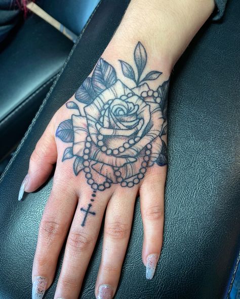 Rose with rosary tattoo on hand Tattoo Main, Rose Hand Tattoo, Rose Tattoos For Women, Hand Tattoos For Girls, Pretty Hand Tattoos, Cute Hand Tattoos, Palm Tattoos, Pretty Tattoos For Women, Hand Tattoos For Women