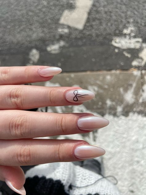 Eco-Friendly Summer Travel Tips and Sustainable Bow Nail Art Ideas Nail Art Designs Hailey Bieber, Chrome Nails With Bow, Chrome Bow Nails, Almond Nails Coquette, Hailey Bieber Nails Almond, Bow Nail Art Designs, Nails Coquette, Bieber Nails, Bow Nail Designs