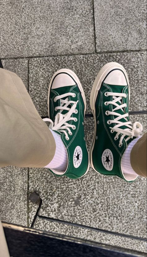 Green Vans Outfit, Green Converse Aesthetic, Forest Green Converse, Chuck Taylors Outfit, Sofia Coelho, Cute Converse Shoes, Converse Aesthetic, Cute Converse, Green Vans