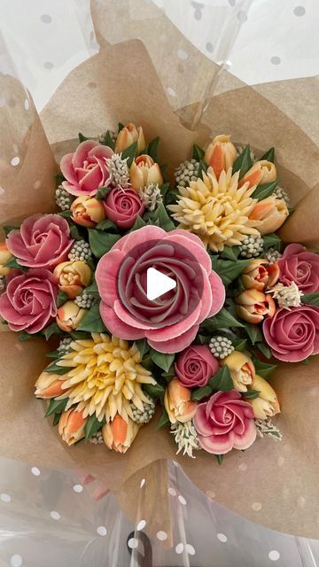 Baked Bouquet Cupcake Flower, Cake With Bouquet Of Flowers, Cupcake Rose Bouquet, Fall Floral Cupcake Bouquet, Cupcake Flowers Tutorial, Fall Flower Cupcakes Ideas, Buttercream Flower Bouquet, How To Make Flowers On Cupcakes, Cupcake Flower Bouquet Tutorial