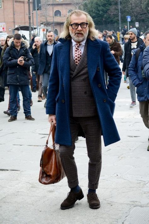 Piti Uomo Piti Uomo, Grey Suit Styling, Old Man Fashion, Older Mens Fashion, Italian Fashion Street, Street Style Bags, Museum Fashion, Mens Fashion Inspiration, Advanced Style