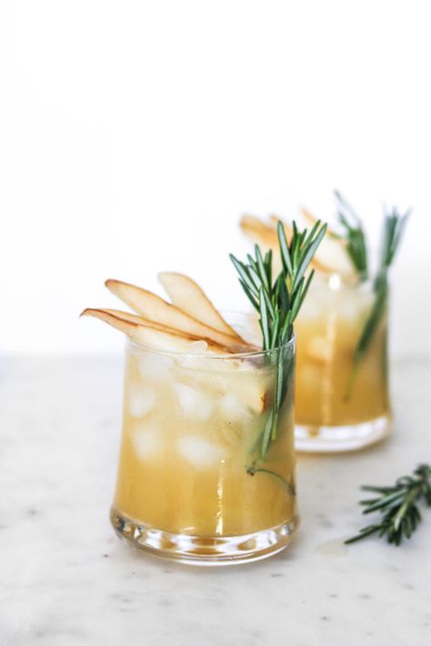 Vanilla Cocktail, Pear Drinks, Rosemary Cocktail, Simple Syrup Cocktails, Pear Cocktails, Pear Vodka, Rosemary Simple Syrup, Fall Cocktails Recipes, Cocktail Syrups