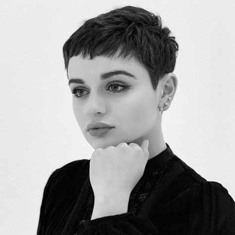 Joey King on Instagram: “🧚🏻‍♀️pixie dust” Kort Bob, Undercut Hairstyles Women, Pixie Haircut Styles, Short Shag Haircuts, Short Shag Hairstyles, Short Shag, Super Short Hair, Pixie Hair, Shag Hairstyles