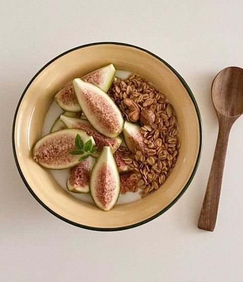 Granola Yogurt Bowl, Bowls Aesthetic, Iu Aesthetic, Kakegurui Yumeko, Oatmeal Yogurt, Yogurt Breakfast, French Breakfast, Japan Life, Granola Breakfast