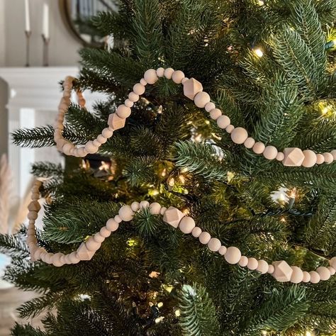 Mantel Garland Christmas, 9ft Christmas Tree, Bead Garland Christmas Tree, Garland Christmas Tree, Christmas Bead Garland, Mantel Garland, Christmas Tree Beads, Christmas Tree Decorating Themes, Minimal Christmas