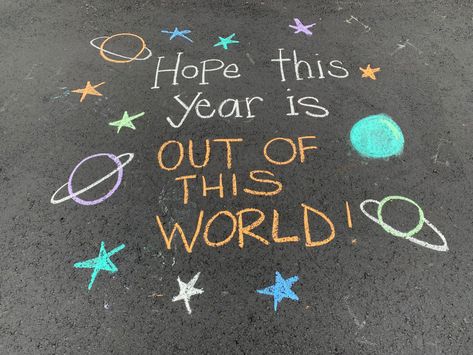 Chalk Quotes Sidewalk, Encouraging Sidewalk Chalk Art, Chalk Art Kindergarten, Chalk Art Inspirational Quotes, Chalk Art Positive Messages, Back To School Chalk The Walk, Positive Chalk Art Quotes, 1st Day Of School Chalk Art, Encouraging Chalk Art