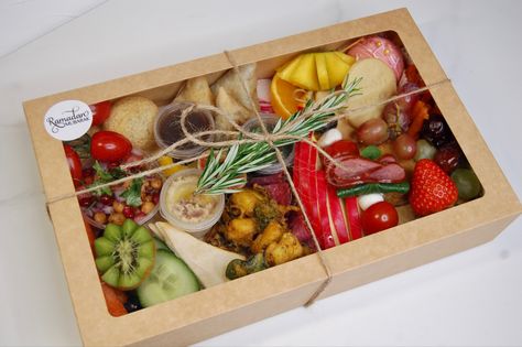 Ramadan Food Box Ideas, Ramadan Iftar Boxes, Iftar Box Ideas, Iftar Boxes, Snacks With Fruit, Graze Board, Ramadan Recipes Iftar, Charcuterie Cheese Board, Cheeseboard Gift