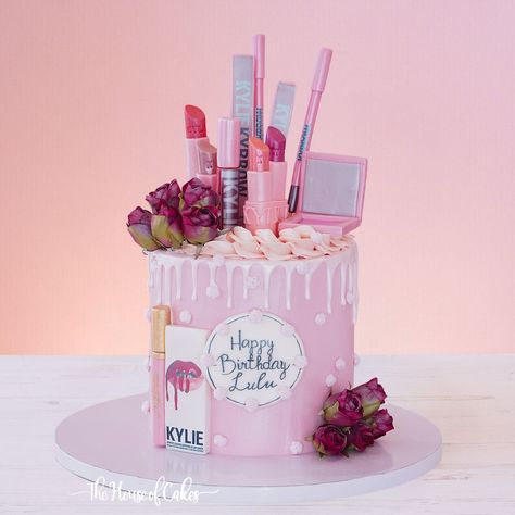 الحياة أجمل مع منتجاتنا من الكيك الرائع! Life is more beautiful with our wonderful cakes! 💋👄Celebrate in style with our Kylie Makeup Cake! This trendy cake includes edible makeup elements inspired by the famous brand, making it a hit at any beauty-themed party. 👛🍰 Make your order online and enjoy the variety of tastes and looks. 📲Call or WhatsApp +971-526699670 #thehouseofcakesdubai #bestcakesindubai #cakesindubai #cakeloverindubai #cakedesignindubai #cakeshopindubai #dubaicakes #mydubai... Makeup Theme Cake, Happy Birthday Lulu, Makeup Birthday Cakes, Edible Makeup, Makeup Birthday, Makeup Cake, Makeup Themes, Kylie Makeup, Make Up Cake