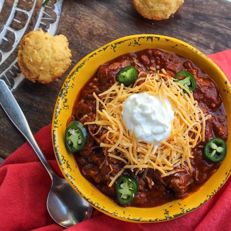 Slow Cooker Spicy Chili, Chili Side Dishes, Steak Chili Recipe, Chili Sides, Spicy Chili Recipe, Steak Chili, Spicy Steak, Side Dishes Recipes, Spicy Chili