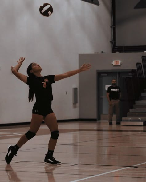 Volleyball Aesthetic, Volleyball Photos, Volleyball Poses, Volleyball Practice, Volleyball Inspiration, Volleyball Tips, Fitness Vision Board, Play Volleyball, Sport Volleyball