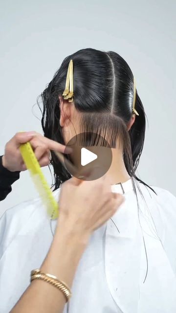 Mu Rong on Instagram: "Do you know how to cut a beautiful short hair? Teach you in 5 minutes #haircut #hairstyle #hairsalon #hairstyles #Hair #Hairdresser #haircare #hairtutorial #haircolor" How To Cut My Hair Myself, Diy Haircut Short, How To Cut Hair Short, How To Cut Short Hair At Home, Diy Short Haircut At Home, Diy Short Haircut, Home Haircuts, Beautiful Short Hair, Cut Hair At Home