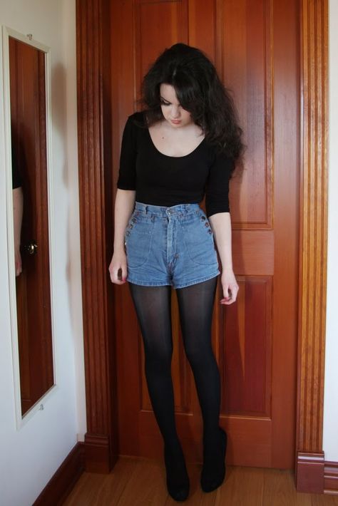 Outfits with Black Tights-20 Ways to Wear Black Tights Grunge Outfits, Black Tights Outfit, Mode Grunge, Black Stockings, Outfit Trends, Tights Outfit, Black Tights, Short Shorts, Outfits Casuales