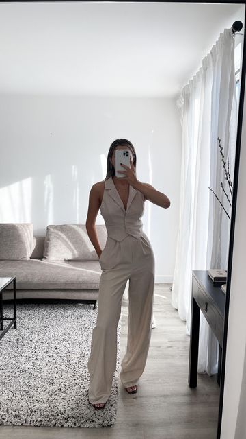 Semi Formal Outfits For Women Summer, Paris Summer Outfits Parisian Chic, Summer Outfit Elegant, Suit Set Women, Outfits Gorditas, Semi Formal Outfits, Stylish Work Attire, Woman Suit Fashion, Vest Women