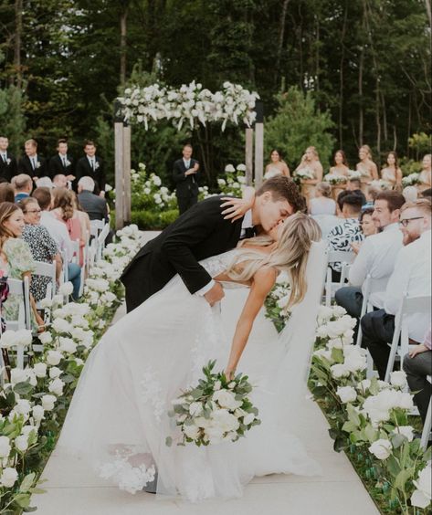 First Kiss Wedding Pictures Bride Groom, End Of Aisle Kiss Photo, Bride And Groom Inspo Pics, Wedding Ceremony Kiss Pose, Isle Photos Wedding, Hot Wedding Photos, First Kiss Wedding Photos, Family Pictures At Wedding, I Do Kiss Wedding Photo Ideas