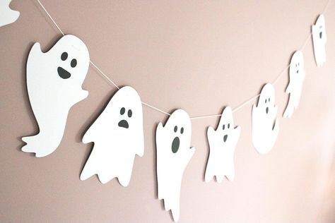 This horizontal decorative garland is unique and handmade in France for Halloween made from 325g recycled cardstock made in France This garland is a pretty and simple for Halloween. COMPOSITIONS: - 9 ghosts 12 cm  325g recycled cardstock in France in white - Natural cotton thread - Beech wood beads - Garland height: 140 cm This nursery decor is not a toy but only decorative and should not be handled by baby. Each garland has been carefully handcrafted by me from 100% biodegradable and 100% recyc Decorative Garland, Beads Garland, Ghost Diy, Home Decor Halloween, Halloween Baby, Diy Garland, Wood Bead Garland, Halloween Paper, Halloween Make