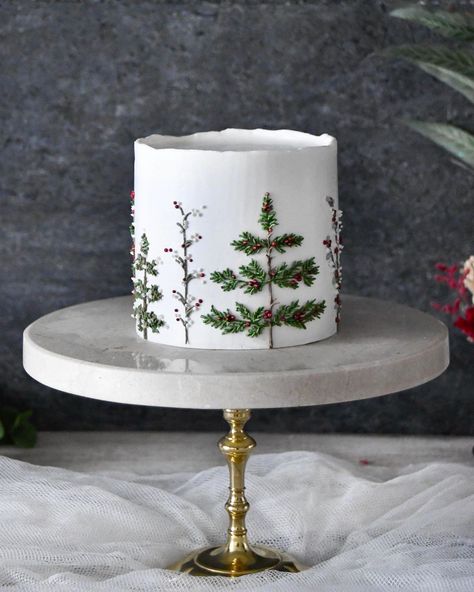 Christmas Buttercream, Christmas Birthday Cake, Christmas Themed Cake, Buttercream Flower, Buttercream Flower Cake, Christmas Cake Designs, Cake Classes, Simple Cake Designs, Christmas Cake Decorations