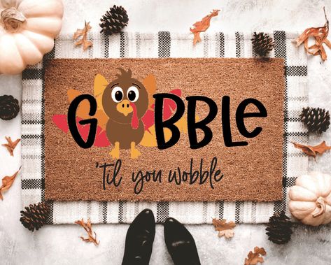 Thanksgiving Door Mat Diy, Diy Doormat Stencil, Thanksgiving Door Mat, Fall Door Mats Diy, Fall Doormat Ideas, Thanksgiving Doormat, Thanksgiving Porch, Doormat Ideas, Diy Doormat