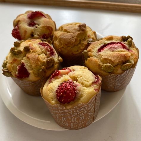 Muffins Aesthetic, Dreamland Billionaires, Raspberry Muffins, Visual Archive, Strawberry Muffins, Think Food, Food Is Fuel, Food Obsession, Cafe Food