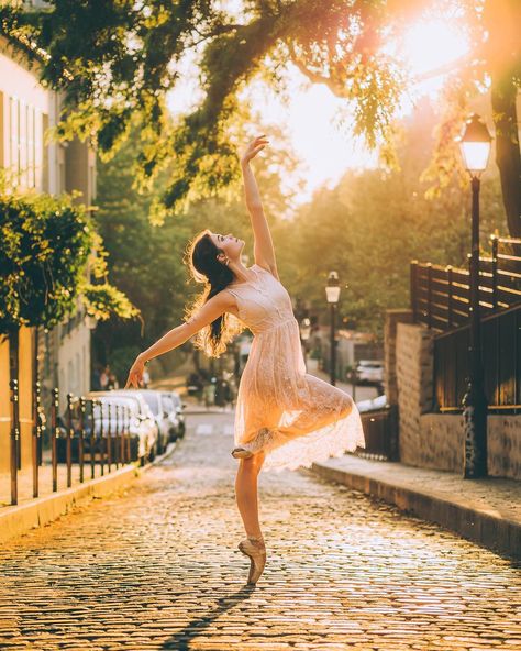 Stunning Brittany Cavaco captured by Olivier Wong ☀️ . . . #dance #dancersofinstagram #dancersofig #dancephotography #instagramfordancers #worldwidedance #balletinspiration #balletworld #ballerina #dancelife #balletdance #ballet Outdoor Dance Poses, Dancer Senior Pictures, Ballet Senior Pictures, Outdoor Dance Photography, Ballet Photography Poses, Dance Senior Pictures, Ballerina Photography, Senior Photoshoot Poses, Ballet Dance Photography