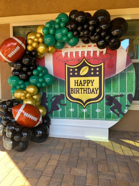 Super Bowl Party Food, Football Theme Birthday, Football Balloons, Football Banquet, Football Party Decorations, Bowl Party Food, Football Theme Party, Football Birthday Party, Round Backdrop