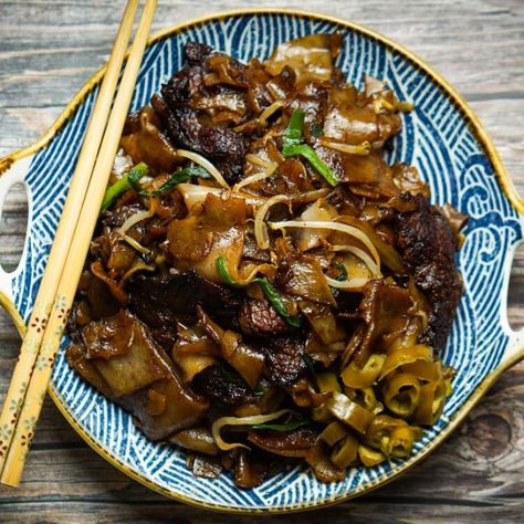 Beef Chow Fun, Chow Fun, Onion Sprouts, Beef Flank, Fried Rice Noodles, Chinese Stir Fry, Chinese Cooking Wine, Quick Dishes, Stir Fry Dishes